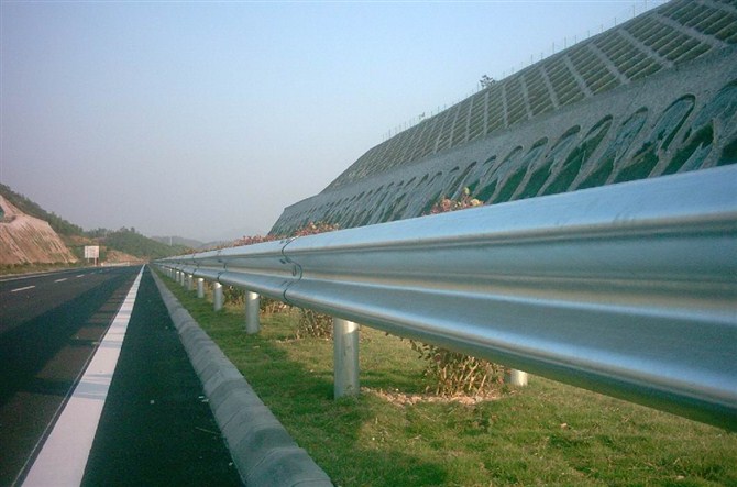 高速公路護(hù)欄