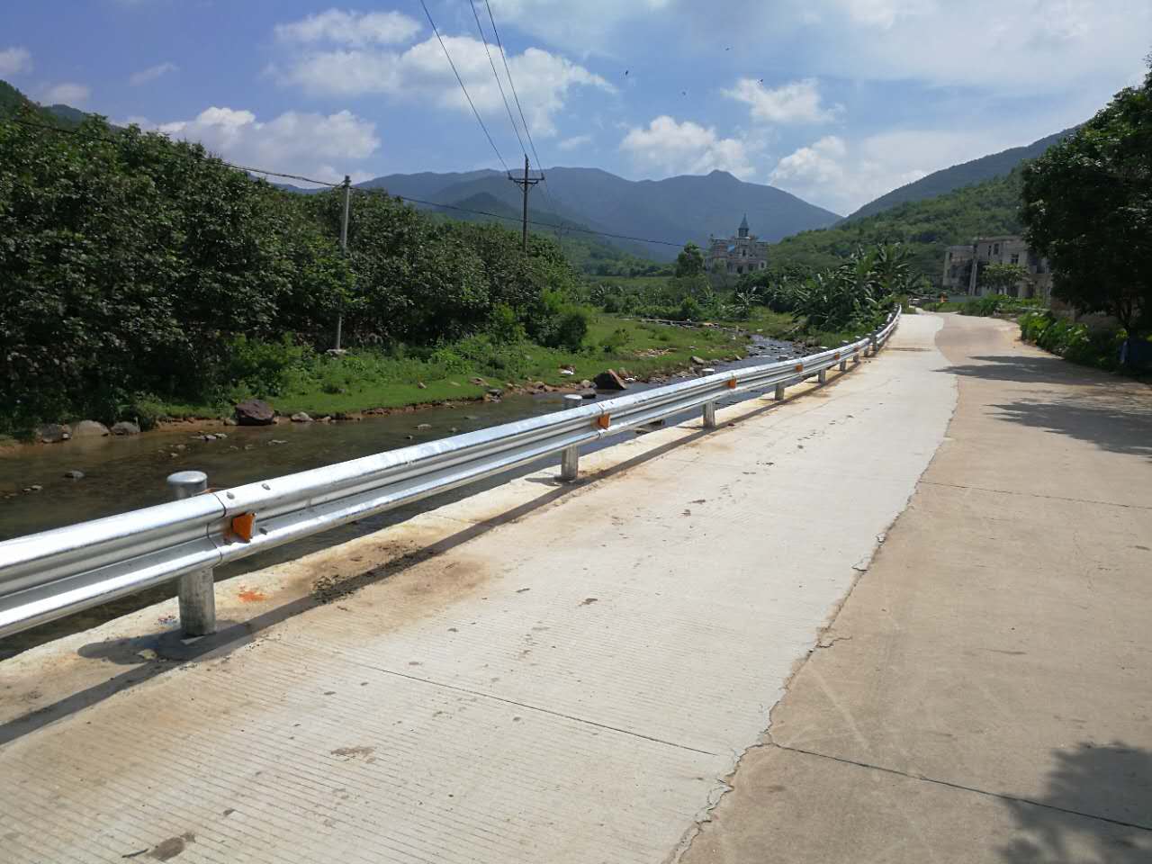 道路波形護(hù)欄防撞價(jià)格一般多少比較合適？